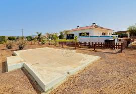 Property of excellence in Odiáxere. T5 of recent construction and land with potential for expansion in a privileged area of the Algarve.