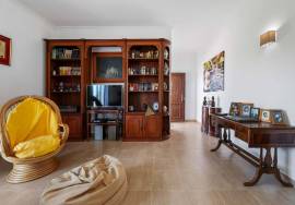 Property of excellence in Odiáxere. T5 of recent construction and land with potential for expansion in a privileged area of the Algarve.