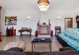 Property of excellence in Odiáxere. T5 of recent construction and land with potential for expansion in a privileged area of the Algarve.