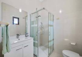 Property of excellence in Odiáxere. T5 of recent construction and land with potential for expansion in a privileged area of the Algarve.