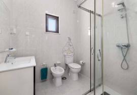 Property of excellence in Odiáxere. T5 of recent construction and land with potential for expansion in a privileged area of the Algarve.