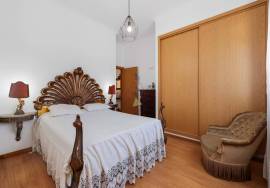 Property of excellence in Odiáxere. T5 of recent construction and land with potential for expansion in a privileged area of the Algarve.