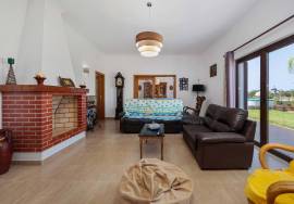 Property of excellence in Odiáxere. T5 of recent construction and land with potential for expansion in a privileged area of the Algarve.