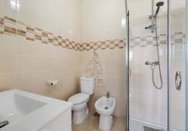 Property of excellence in Odiáxere. T5 of recent construction and land with potential for expansion in a privileged area of the Algarve.