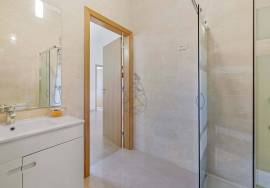 Property of excellence in Odiáxere. T5 of recent construction and land with potential for expansion in a privileged area of the Algarve.