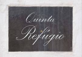 Property of excellence in Odiáxere. T5 of recent construction and land with potential for expansion in a privileged area of the Algarve.