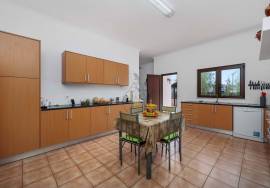 Property of excellence in Odiáxere. T5 of recent construction and land with potential for expansion in a privileged area of the Algarve.