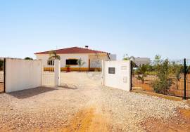 Property of excellence in Odiáxere. T5 of recent construction and land with potential for expansion in a privileged area of the Algarve.