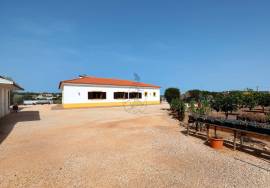 Property of excellence in Odiáxere. T5 of recent construction and land with potential for expansion in a privileged area of the Algarve.