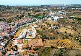 Property of excellence in Odiáxere. T5 of recent construction and land with potential for expansion in a privileged area of the Algarve.
