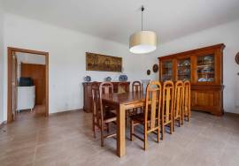 Property of excellence in Odiáxere. T5 of recent construction and land with potential for expansion in a privileged area of the Algarve.