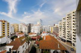 Rent - T1 Transformed into T2, Refurbished, Two Steps from Praia da Rocha