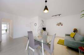 Rent - T1 Transformed into T2, Refurbished, Two Steps from Praia da Rocha