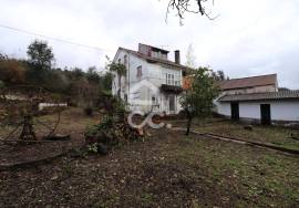 House with garage, land, and outbuildings in the town of Maçãs de Dona Maria
