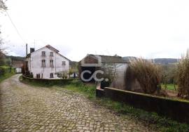 House with garage, land, and outbuildings in the town of Maçãs de Dona Maria