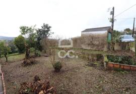 House with garage, land, and outbuildings in the town of Maçãs de Dona Maria