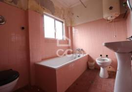 House with garage, land, and outbuildings in the town of Maçãs de Dona Maria