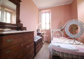 House with garage, land, and outbuildings in the town of Maçãs de Dona Maria