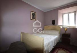 House with garage, land, and outbuildings in the town of Maçãs de Dona Maria