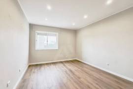 Apartamento T3 Renovado em Cascais com Estacionamento Privado