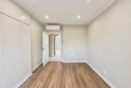 Apartamento T3 Renovado em Cascais com Estacionamento Privado