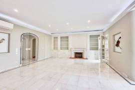 Apartamento T3 Renovado em Cascais com Estacionamento Privado