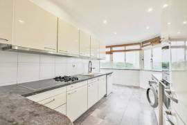 Apartamento T3 Renovado em Cascais com Estacionamento Privado