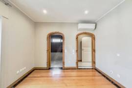 Apartamento T3 Renovado em Cascais com Estacionamento Privado