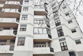 Apartamento T3 Renovado em Cascais com Estacionamento Privado