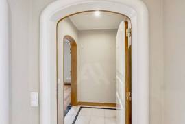 Apartamento T3 Renovado em Cascais com Estacionamento Privado