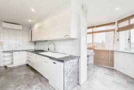 Apartamento T3 Renovado em Cascais com Estacionamento Privado