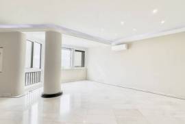 Apartamento T3 Renovado em Cascais com Estacionamento Privado