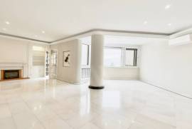 Apartamento T3 Renovado em Cascais com Estacionamento Privado