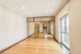 Apartamento T3 Renovado em Cascais com Estacionamento Privado