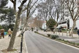 Apartamento T3 Renovado em Cascais com Estacionamento Privado