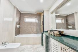 Apartamento T3 Renovado em Cascais com Estacionamento Privado