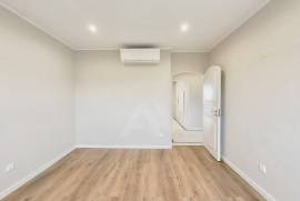 Apartamento T3 Renovado em Cascais com Estacionamento Privado