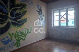 3 Bedrooms Ruin with Rehabilitation Potential