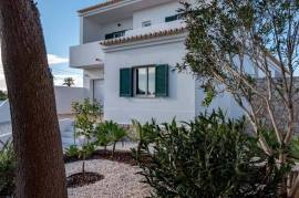 Renovated 3-Bedroom Villa With Pool - Montinhos da Luz