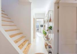 Fantastic townhouse for sale in Meia da Praia