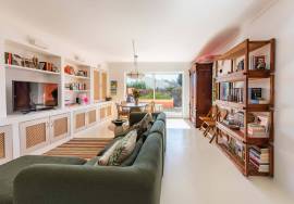 Fantastic townhouse for sale in Meia da Praia