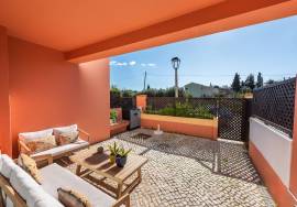 Fantastic townhouse for sale in Meia da Praia