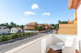 Fantastic townhouse for sale in Meia da Praia