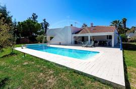 Exclusive 3 bedroom Resort Villa with Private Pool in Pedras da Rainha, Cabanas