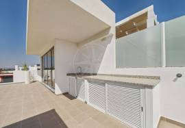 Tavira centre 3 bed penthouse with huge roof terrace & garage
