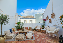 Tavira centre 3 bedroom townhouse with large sun terraces