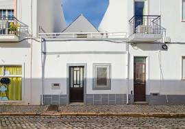 Tavira centre 3 bedroom townhouse with large sun terraces