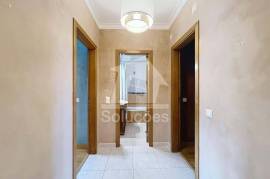 Excellent 2 bedroom apartment located 5 minutes from Lagos for annual rental