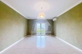 Excellent 2 bedroom apartment located 5 minutes from Lagos for annual rental