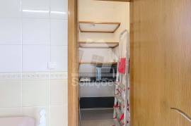 Excellent 2 bedroom apartment located 5 minutes from Lagos for annual rental